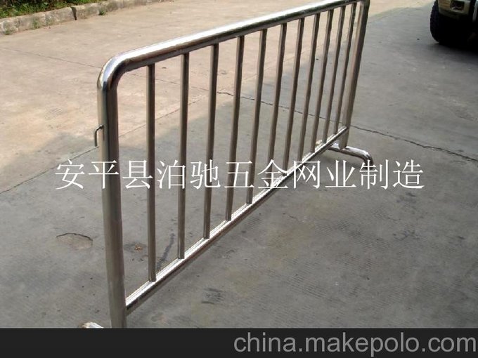 廠家低價(jià)出售移動(dòng)護(hù)欄 臨時(shí)圍欄 鐵馬 活動(dòng)護(hù)欄 柵欄規(guī)格齊全圖片