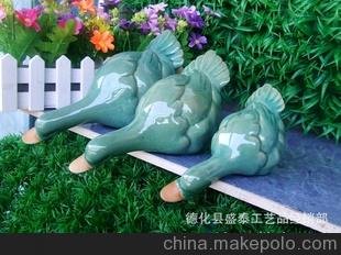 廠(chǎng)家直銷(xiāo)時(shí)尚擺設卡爾夫鴨擺件三件套陶瓷鴨子喝水工藝品歐式家居圖片
